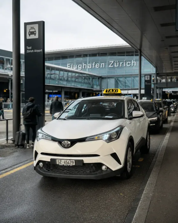 Nile Taxi auf einer verschneiten Bergstrasse