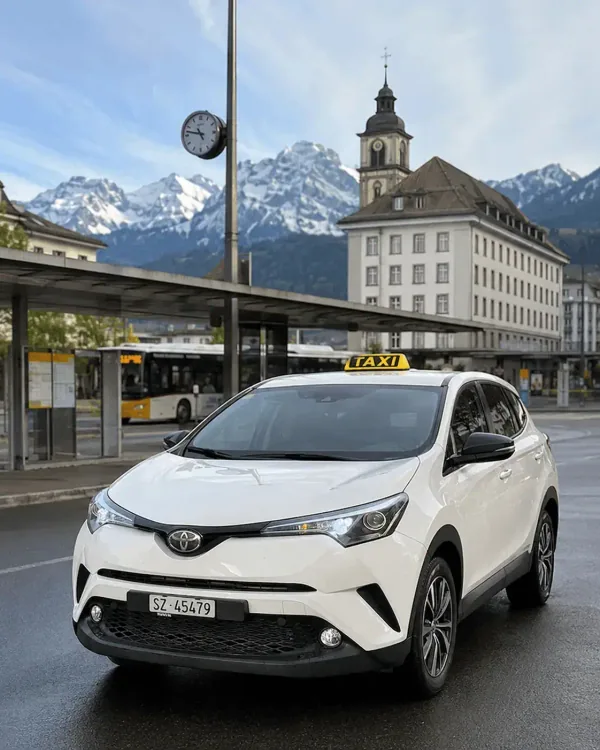 Nile Taxi am Bahnhof in Schwyz