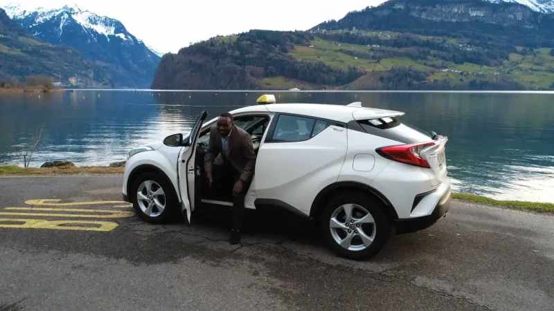 Nile Taxi vor der Berg- und Seenlandschaft in Schwyz