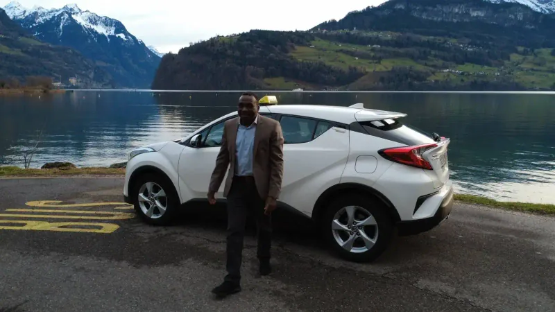 Nile Taxi Fahrer vor dem Fahrzeug