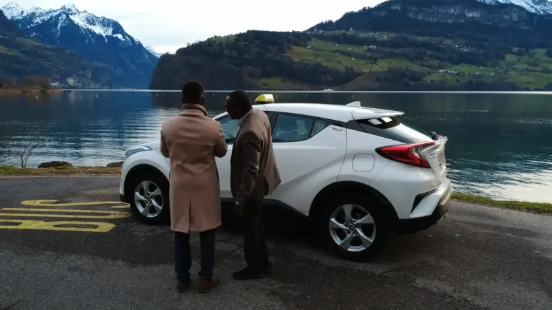 Nile Taxi mit Fahrer und Fahrgast am Lauerzersee