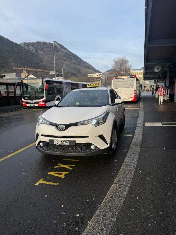 Nile Taxi an einem Bahnhof in der Region Schwyz